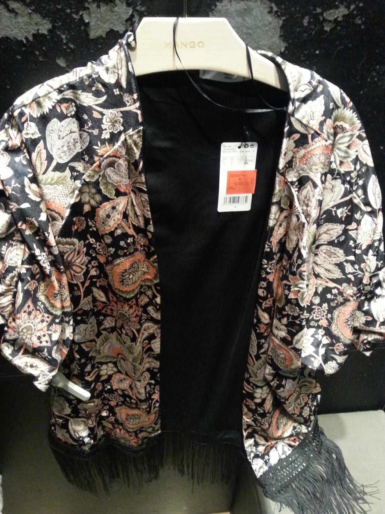 Zara: ez a ruha főnyeremény 6995 forintért. Jó vastag az anyaga és szép a mintája is.