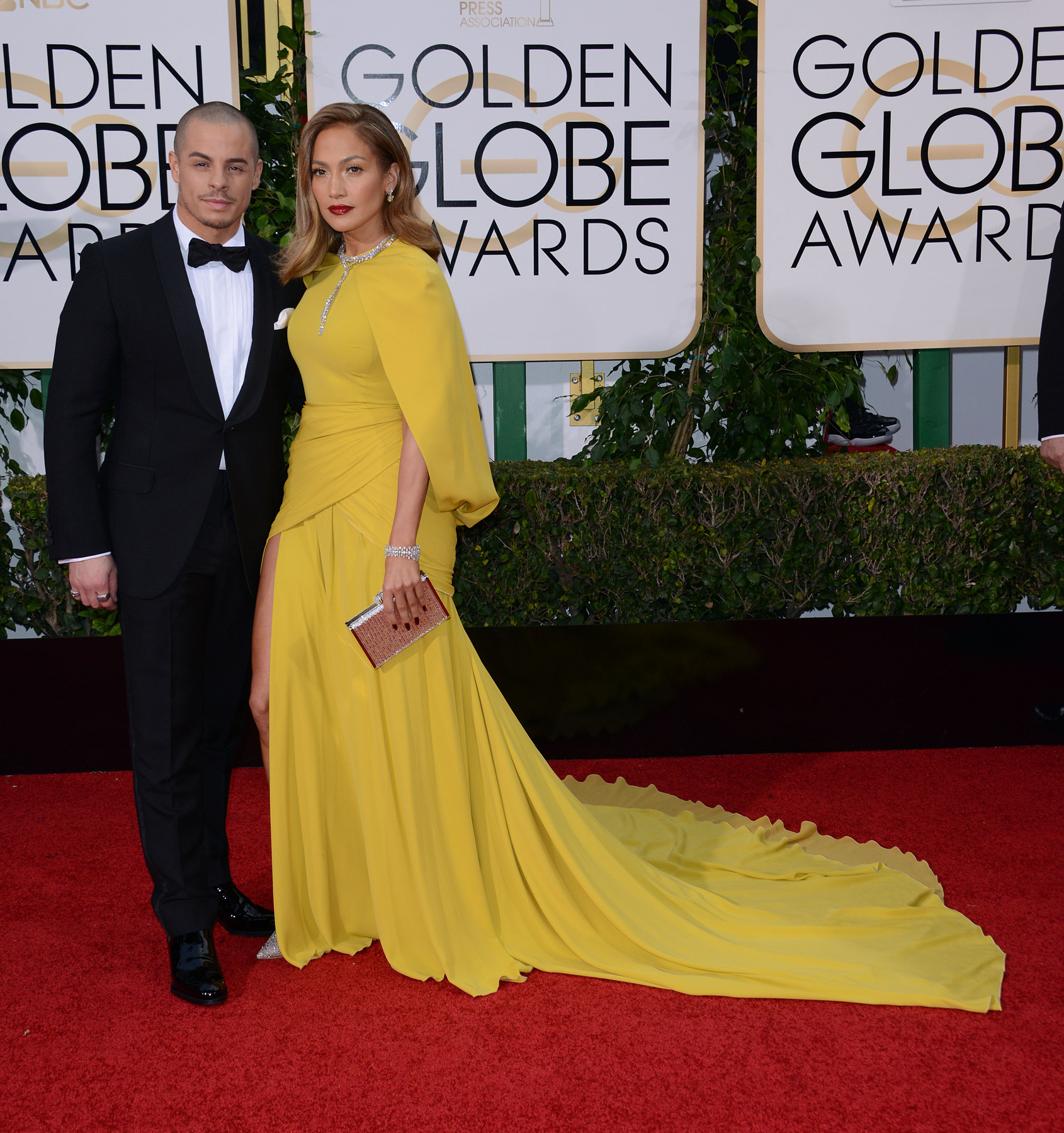 Jennifer Lopez elég drámaian fest ebben a sárga Giambattisa Valli ruhában, melyhez Jimmy Choo cipőt, és 200 karátos gyémántokat visel.