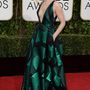Jaimie Alexander, a The Blindspot színésznője egy smaragdzölden csillogó Genny ruhában és smaragd fülbevalóval állt a kamerák elé.