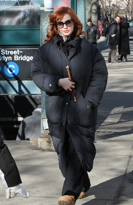 Bruce Willis és Demi Moore 27 éves lánya, Rumer Willis is inkább a meleg paplankabátot választotta a csinos, de hűvös átmeneti kabát helyett.
