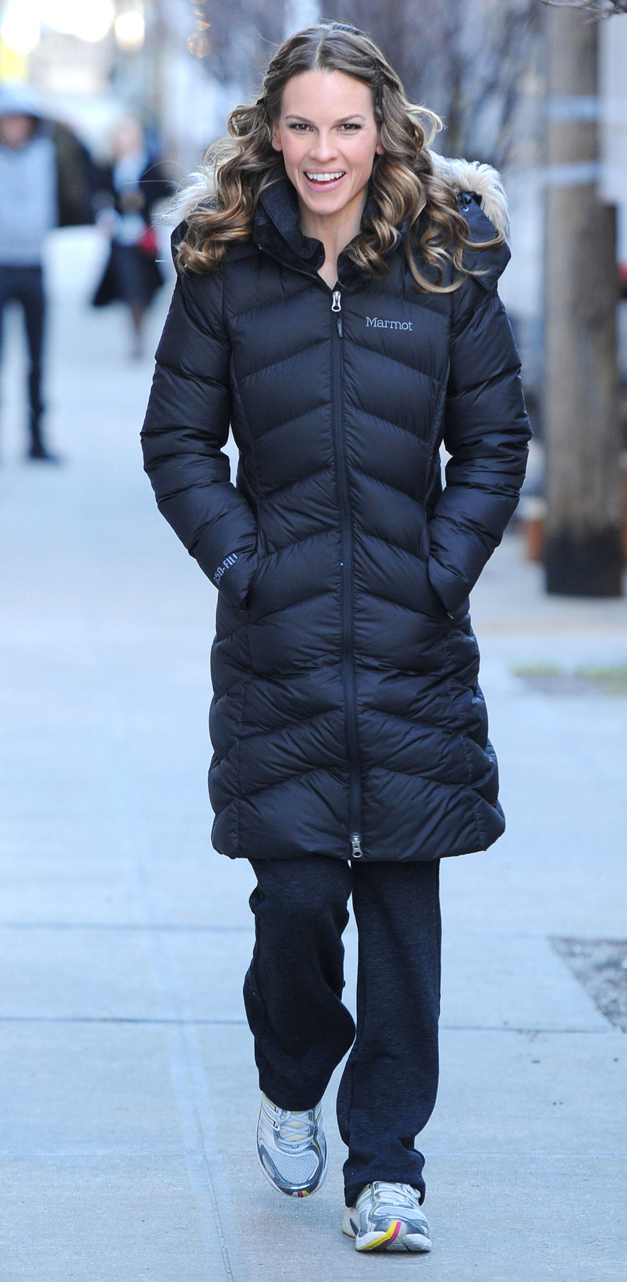 Bruce Willis és Demi Moore 27 éves lánya, Rumer Willis is inkább a meleg paplankabátot választotta a csinos, de hűvös átmeneti kabát helyett.