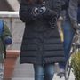 Az állapotos Liv Tyler szőrmével borított kapucnis kabátban és kesztyűben didergett New York utcáin.
