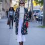 Virágos kabáttal és bokaverdeső nadrággal is menő kombinálni a fehér garbót Párizsban.