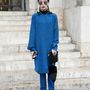 DJ Mademoiselle Yulia egy kék Stella McCartney együttesben látogatott el a párizsi divathétre.

