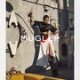 Doutzen Kroes pedig egy kikötői falnak támaszkodnak a Mugler hirdetésén. A képet Christian McDonald készítette a divatháznak.


