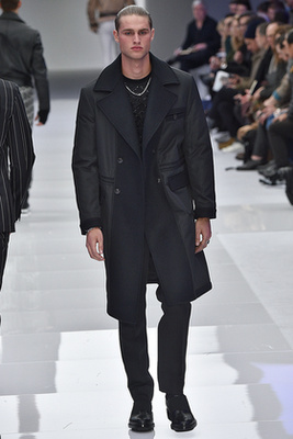 Fekete pánttal díszített bőr cipő a Versace kifutóján.