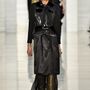 Fekete kabátruha a Maison Margiela haute couture kollekciójában.