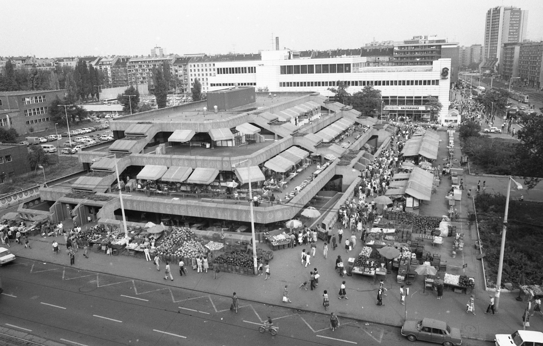 Ez már 1982, az a furcsa piramis alakú épület pedig a piac, ami most Fehérvári Úti Vásárcsarnok.