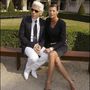 Fehér cipővel kombinálta a fehér pantallót és fekete zakót 2003 júliusában. A képen a veterán szupermodell, Linda Evangelista látható Lagerfeld társaságában.
