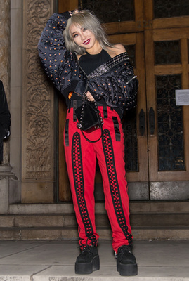 CL fekete haspólóban és piros bőrcuccban pózolt kolleganői mellett a szöuli Vogue Fashion Night Out nevű rendezvényen.

