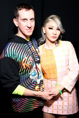 CL fekete haspólóban és piros bőrcuccban pózolt kolleganői mellett a szöuli Vogue Fashion Night Out nevű rendezvényen.

