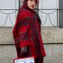 Scarlett Hao egy Vivienne Westwood kabáttal tette sikkessé a vintage darabokat és a cee Code táskát.
