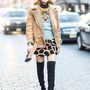 Chiara Ferragni egy Gucci pulóvert passzintott Acne kabátjához és állatmintás vintage szoknyájához New Yorkban.




