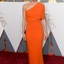 Olivia Munn is az élénk színre szavazott, őt Stella McCartney öltöztette a 88. Oscarra.