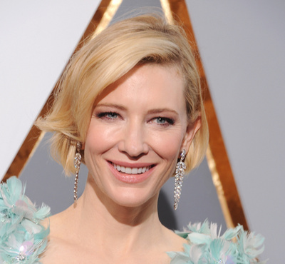 Cate Blanchett platina és gyémánt fülbevalóját a Tiffany & Co-nál lehet beszerezni.
