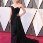 Jennifer Garner viszont már az Oscaron viselte az olasz divatház drámai estélyijét.