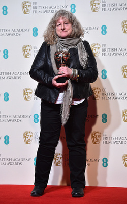 Ahogy az sem, hogy a BAFTÁn a műsorvezető lecsövesezte. Jenny Beavan 2016. február 14-én vette át a legjobb jelmeztervezőnek járó BAFTA díjat.