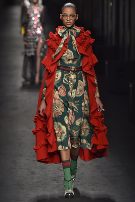 Vörös szőnyeges csipke ruha a Dolce & Gabbanától.