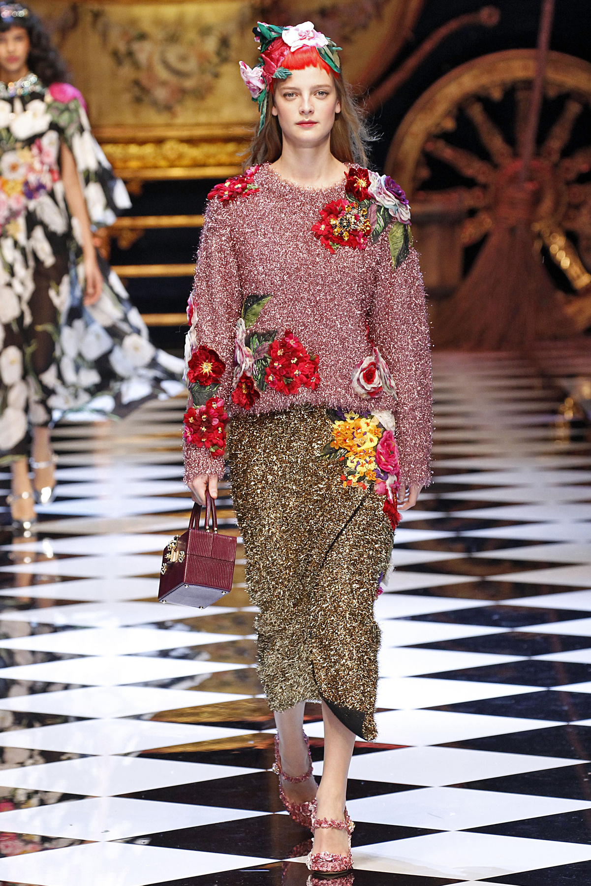 Vörös szőnyeges csipke ruha a Dolce & Gabbanától.