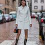 Az olasz Vogue divatszerkesztője, Giovanna Battaglia egy lakkcsizmával kombinálta hófehér Giambattista Valli kabátját.

