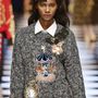 Macis pulóver körhintával és órával a Dolce & Gabbana őszi-téli kollekciójában.