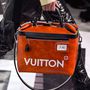 Vuitton feliratos narancsszínű táska a 2016-os kollekcióban.