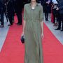 A 32 éves brit színésznő, Rakhee Thakrar egy londoni díjátadón pózolt a törpesarkú cipővel kombinált koszos-zöld ruhában.