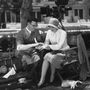 A filmeknél is hamar elterjedt a márka használata: ezen az 1928-as képkockán azt láthatjuk, ahogy Jim Collins sminkes elken egy Max Factor alapozót Ruth Elder színésznő kézfején.