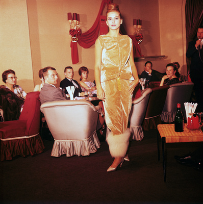 Vajon mi köze ennek az 1974-es képnek a Max Factorhoz? Hogy jobb oldalon Cristina Ferrare látható, aki a márka modellje volt.