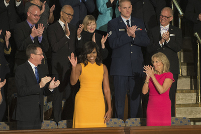 Az ujjatlan ruhákat és a harsány színeket is kedveli az 52 éves elnökfeleség.

