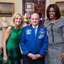 Szürke kosztümben fogadta a NASA asztronautáját és Dr. Jill Bident 2016 februárjában a Fehér Házban.


