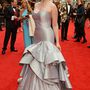 A 32 éves brit színésznő, Emma Williams egy szürke, pánt nélküli, fodros Adam Shaw Couture ruhában lejtett végig a vörös szőnyegen.

