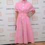 Polina Proshkina egy fehér gombokkal díszített vintage stílusú pink ruhában pózolt egy New York-i eseményen.

