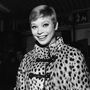 Magasított nyakú leopárdmintás kabát 1967-ben a színésznőként és táncosként ismert Juliet Prowsen.


