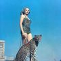 Gene Tierney 1954-ben sétáltatott leopárdot fürdőruhában.

