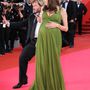 Zöld Max Azria kismama ruhában pózolt a Cannes-i filmfesztivál vörös szőnyegén 2008-ban.


