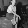 A divattervezőként, íróként és színésznőként is jegyzett Gloria Vanderbilt ceruzaszoknyában, szűk szabású pólóban, nagyi sarkú cipőben és hátra fésült frizurával pózolt 1955 januárjában.


