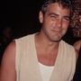 George Clooney bézs mellénnyel hordta az atlétát a kilencvenes évek elején.