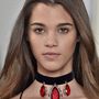Piros kövekkel díszített choker nyaklánc a Ralph Lauren bemutatón New Yorkban.