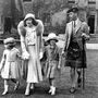 Erzsébet apja Albert György yorki herceg, a későbbi VI. György brit király (1895–1952), anyja Lady Elizabeth Bowes-Lyon (a későbbi Erzsébet anyakirályné, 1900–2002), a skót arisztokrácia elitjéhez tartozó Strathmore és Kinghorn grófok leszármazottja. A képen unokatestvére, Diana is látható.