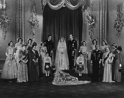 A legcukibb és egyben legfrisebb képpel zárjuk a galériát, melyen immár 4 generáció látható: a 90 éves II. Erzsébetet fia, Károly herceg, unokája, Vilmos és dédunokája, György köszönti a születésnapja alkalmából.