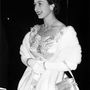1955. október 31.: II. Erzsébet az Odeon moziba igyekszik tiarával a fején, ahol a  'To Catch A Thief' királyi vetítésén vett részt.