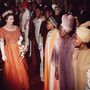 1975: zulu táncosokkal találkozik a londoni Palladiumban.