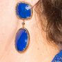 Az Amrapali Jewels kék lapis lazurival díszített fülbevalója, melynek ára 1925 dollár. Az esti szett összértéke 8675 dollár, azaz 2,36 millió forint. Az első napon összesen 3.549.000 forintnyi ruhát láthattunk a hercegnén. 