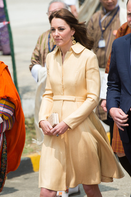 Ezt csak így idetesszük a végére: Katalin hercegnő már az indulás előtt, a Kensington palotában egy indiai tervező ruhájéát öltötte magára, mely még nem szémít bele a költségvetésbe. A tervező a Saloni, az ára 500 font. 