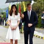 Hetedik nap, április 16.: a hercegi pár elhagyja Bhutánt. Katalin egy fehér Alexander McQueen ruhát visel, mely már az út előtt is megvol neki és kábé 2000 dollárba kerül. A nyakláncot a bhutáni királynétól kapta.