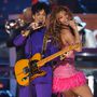 Lilában lépett színpadra Beyoncéval a 46. Grammy-díjátadón.


