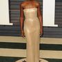Lupita Nyong'o a 2015-ös Vanity Fair Oscar buliba is Calvin Klein ruhába ment.

