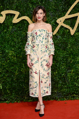 Vállvillantós, virágnyomatos ruha Alexa Chungon a 2015-ös British Fashion Awards vörös szőnyegén.


