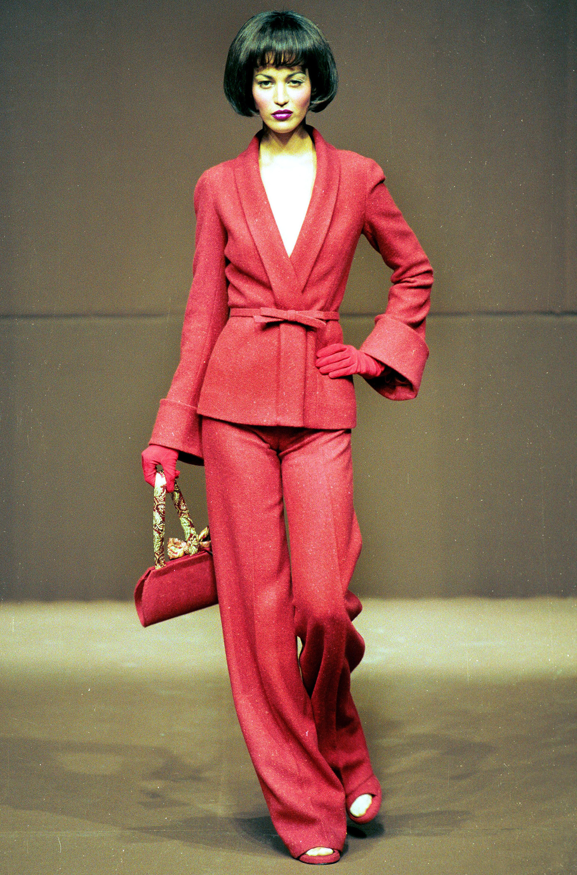 Ujjatlan Versace póló Gisele Bundchenen a divatház 1999-es haute couture bemutatóján.

